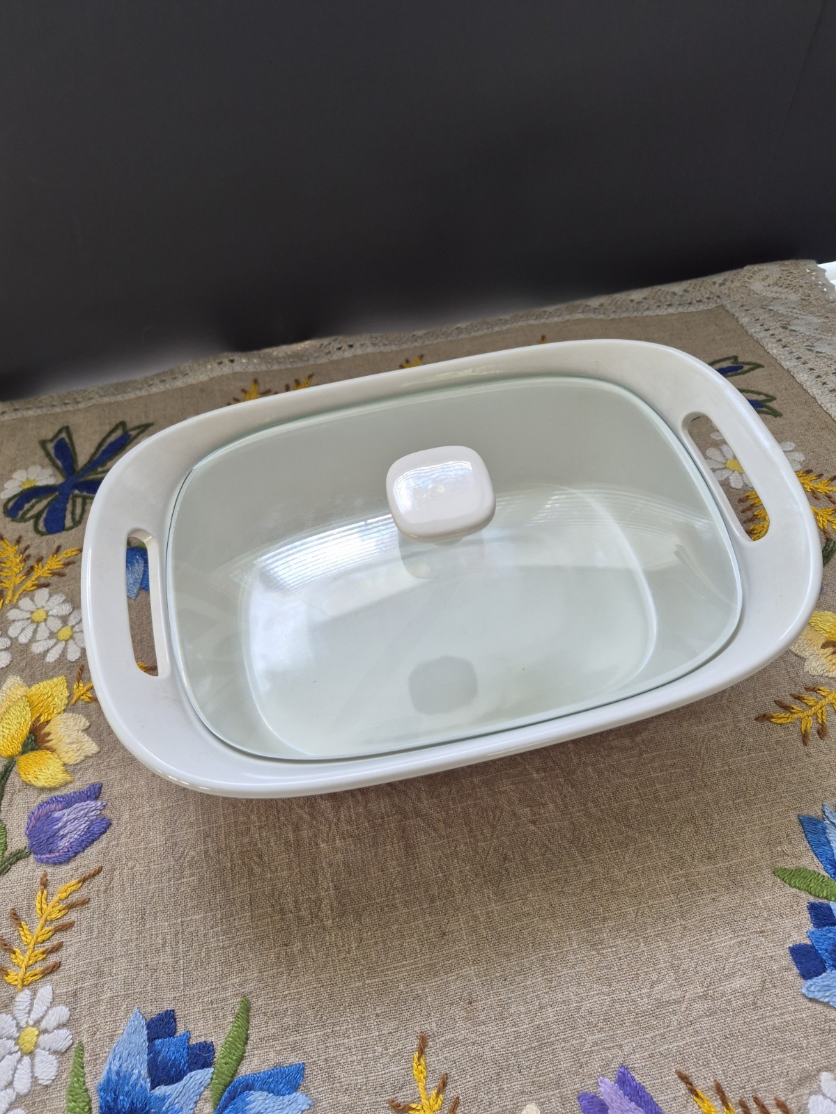 CorningWare Etch 2.5 Qt Stoneware Casserole Dish & Glass Lid Red/White Rect
