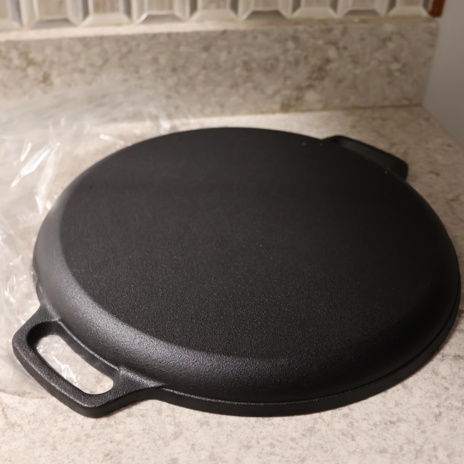 MegaChef 17 Inch Round Preseasoned Cast Iron Pizza Pan in Black