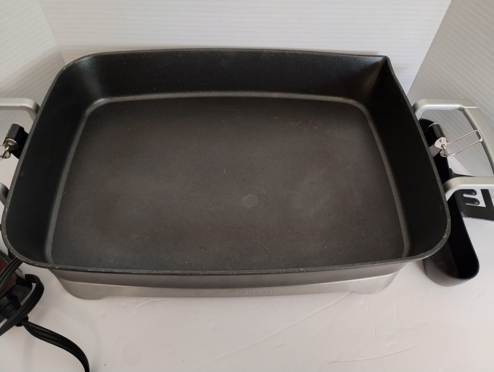 West Bend 15″ X12″Inch 2″X 3/4″ Deep,Non-stick Electric Skillet In Great Cond.