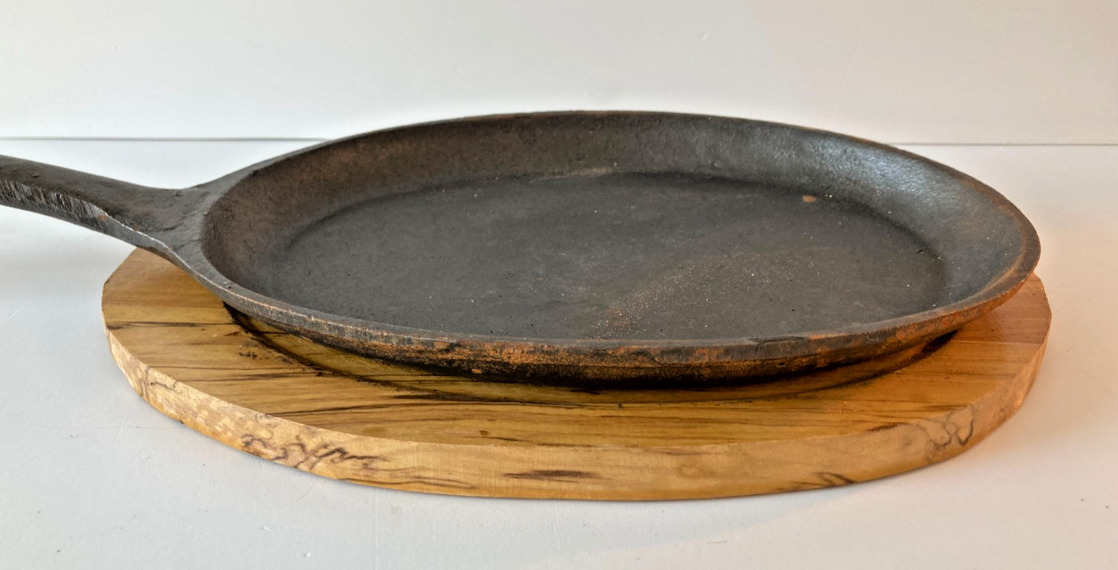 PIER 1 CAST IRON FAJITA SKILLET with WOODEN TRIVET, 6.5″ x 9″ OVAL, NEVER USED