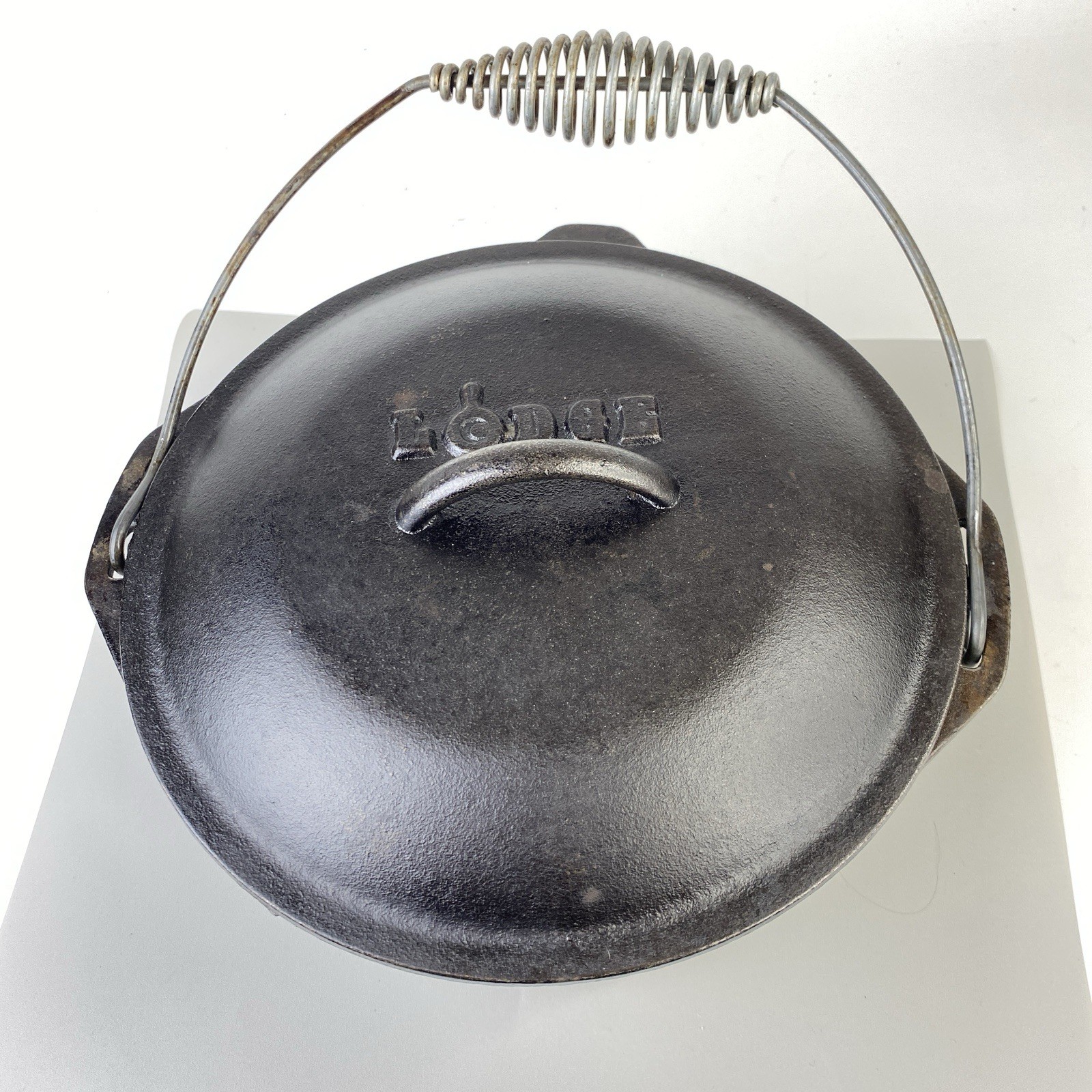 Lodge USA 8DO Cast Iron 8 Quart Camp Dutch Oven with Lid & Bail Handle 10.25″