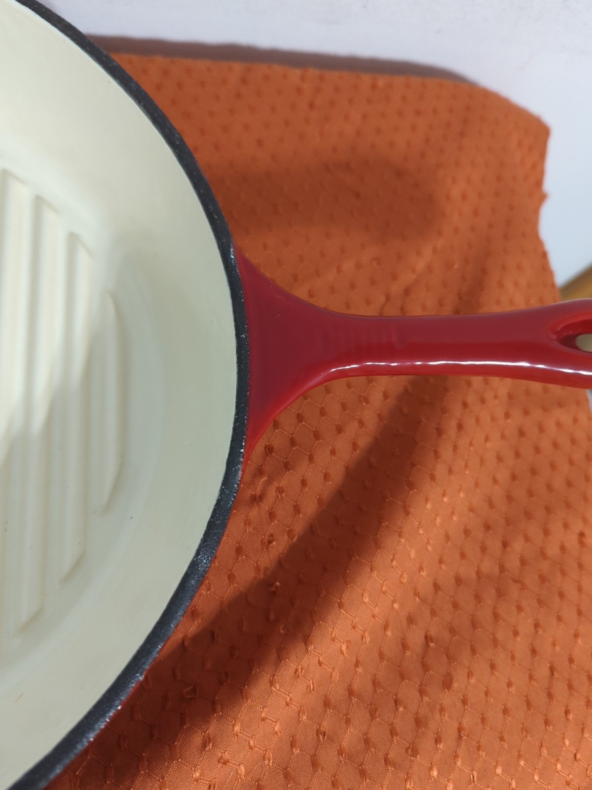 Double Spouted Enameled Cast Iron Round Grill Skillet 11.5″ Red White Unbranded