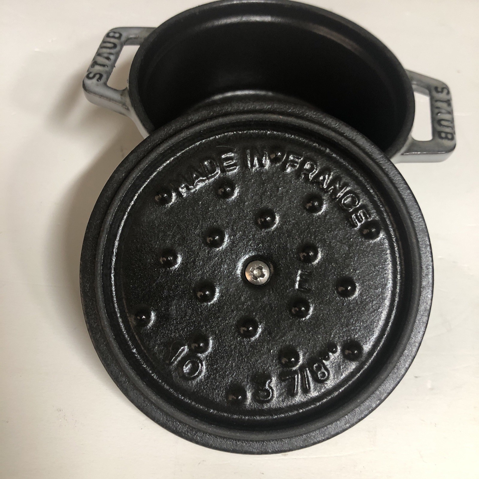 Cast Iron .25-Qt Mini round Cocotte lid Graphite Grey Made in France dutch oven