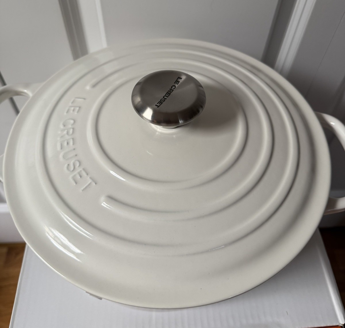 Signature Enameled Cast Iron Round Dutch Oven, 5.5 Qt. In White, Le Creuset