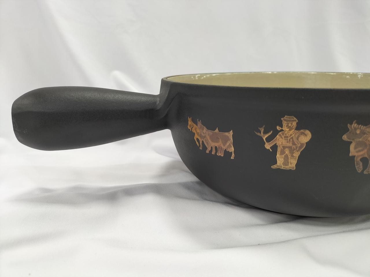 Le Creuset Decal Saucepan 22cm 2.5qt Black Appenzeller Fondue Pot Pan Cast Iron