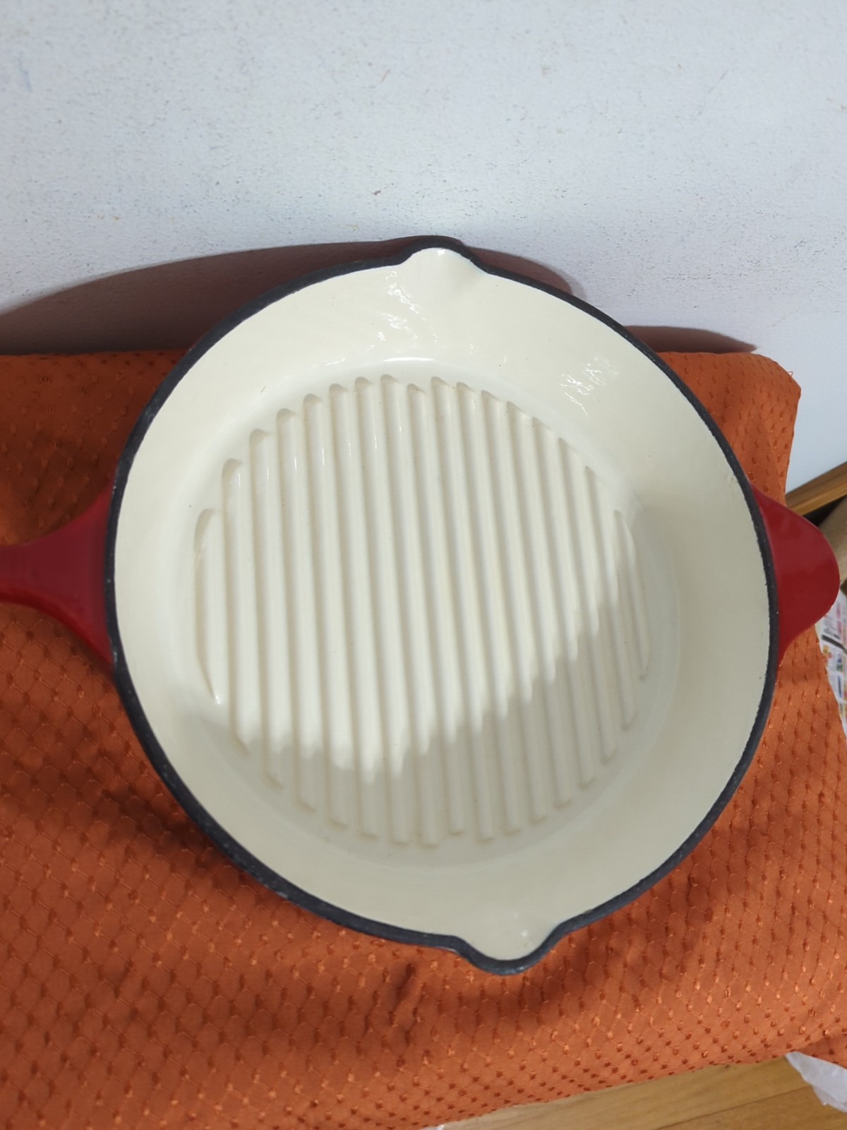 Double Spouted Enameled Cast Iron Round Grill Skillet 11.5″ Red White Unbranded