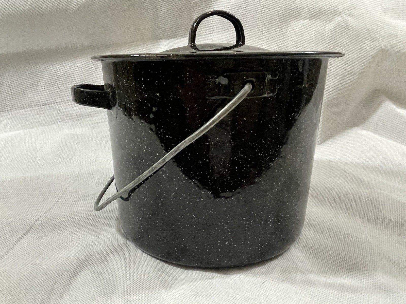 3 Quart 8 ounce Black Speckled Enameled Aluminum Metal with Lid Camping Stockpot