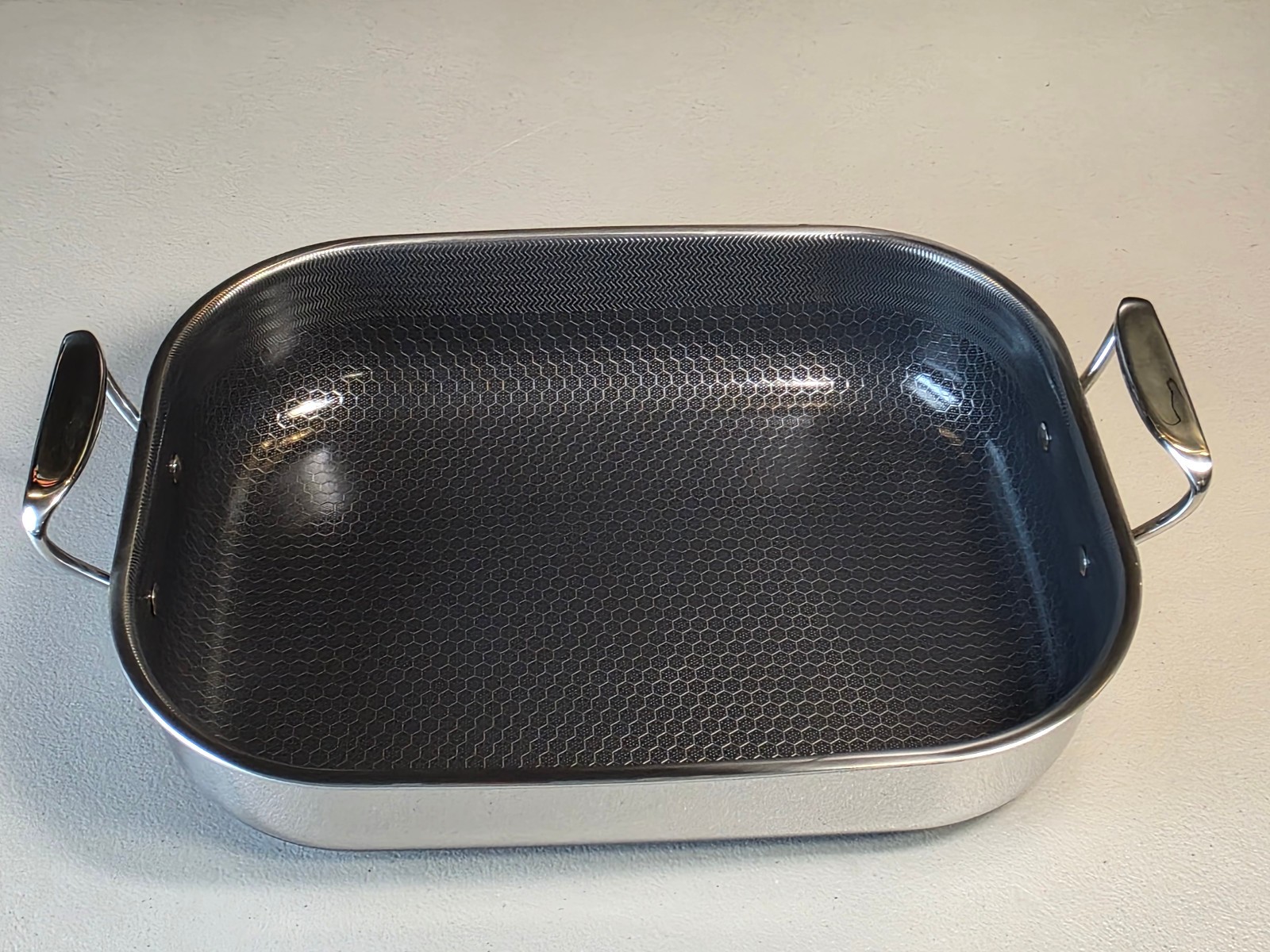 Hexclad Non-Stick Small Hybrid Roasting Pan with Rack 16″x10″x3″ – New