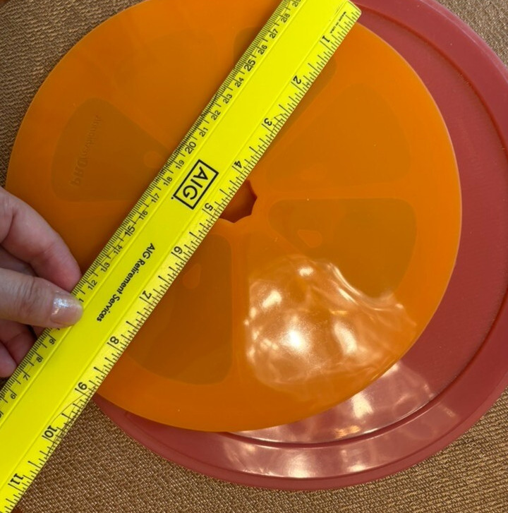 Silicone lids, set of 2, new 9 and 11 inches, great good suction orange & red