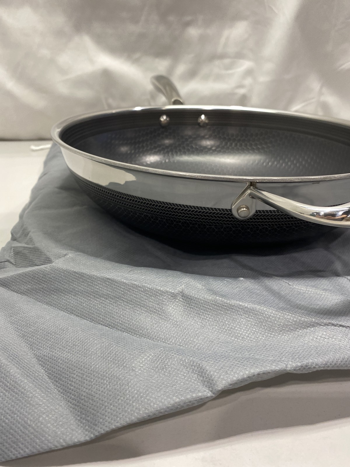 Hexclad Hybrid Nonstick 12inch Frying Pan W/ Stay Cool Handle