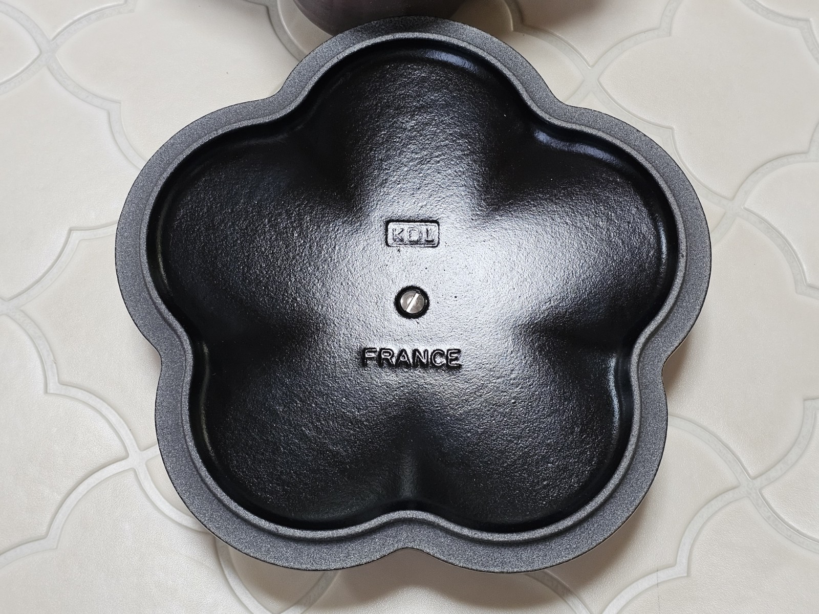 Le Creuset Fig Purple Flower Fleur Dutch Oven 2.2Qt Gold Knob Black Matte Enamel