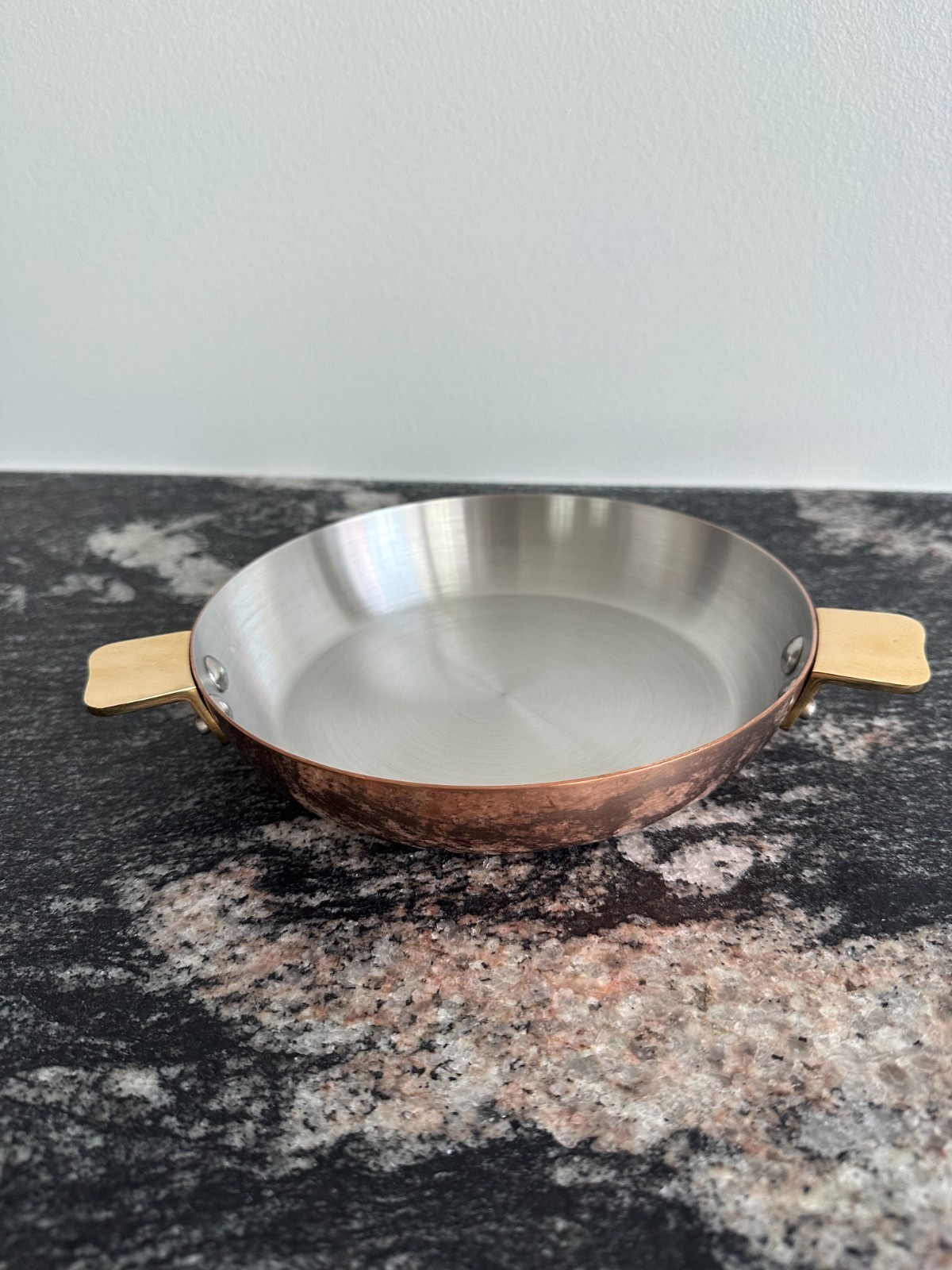 Mauviel Art Decó Copper & Stainless Steel Round Pan, Brass Handles 7.9-in
