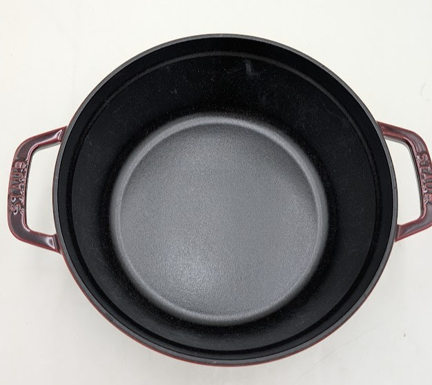 Staub Cast Iron Round 24cm, 3.7L, 3.9 Qt Cocotte Dutch Oven Color Grenadine