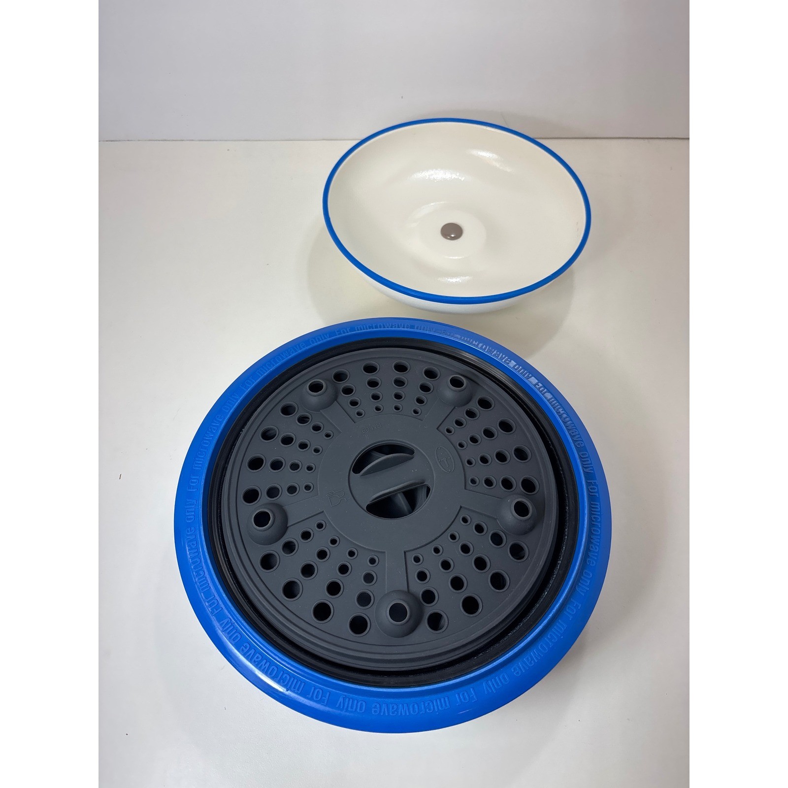 Range Mate Microwave Grill Multi Cooker Steamer Muffin Pan Blue White w/ Manual