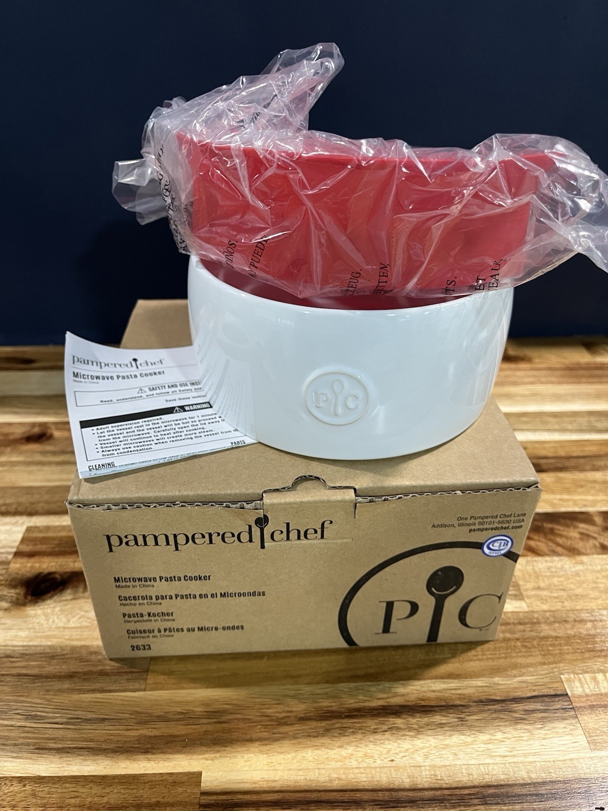 NIB Pampered Chef Microwave Pasta Cooker Red Silicone Lid White Ceramic Bowl