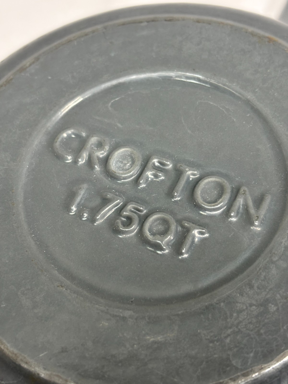 CROFTON 1.75 Quart Saucepan – Cast Iron – 2 Tone Gray Enamel