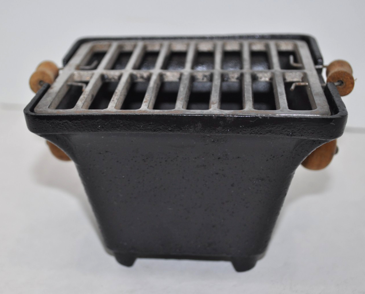 Vintage Cast Iron Mini Hibachi Grill Made in Japan 5x5x3 3/38″ tall