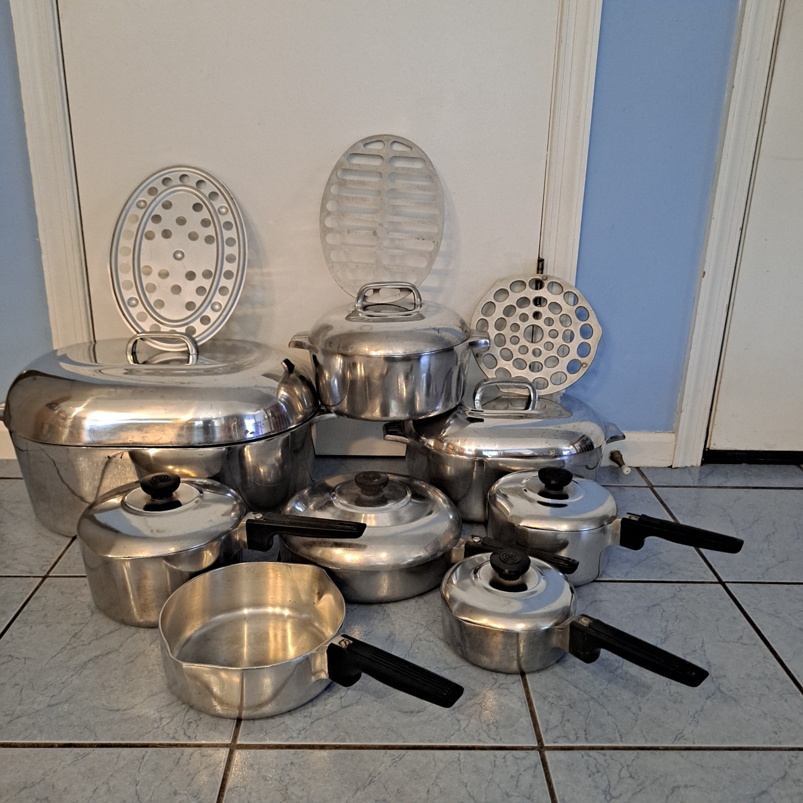 Magnalite Cookware Bundle 8 Piece(18 Piece With Lids/ Trivets) Read All Included