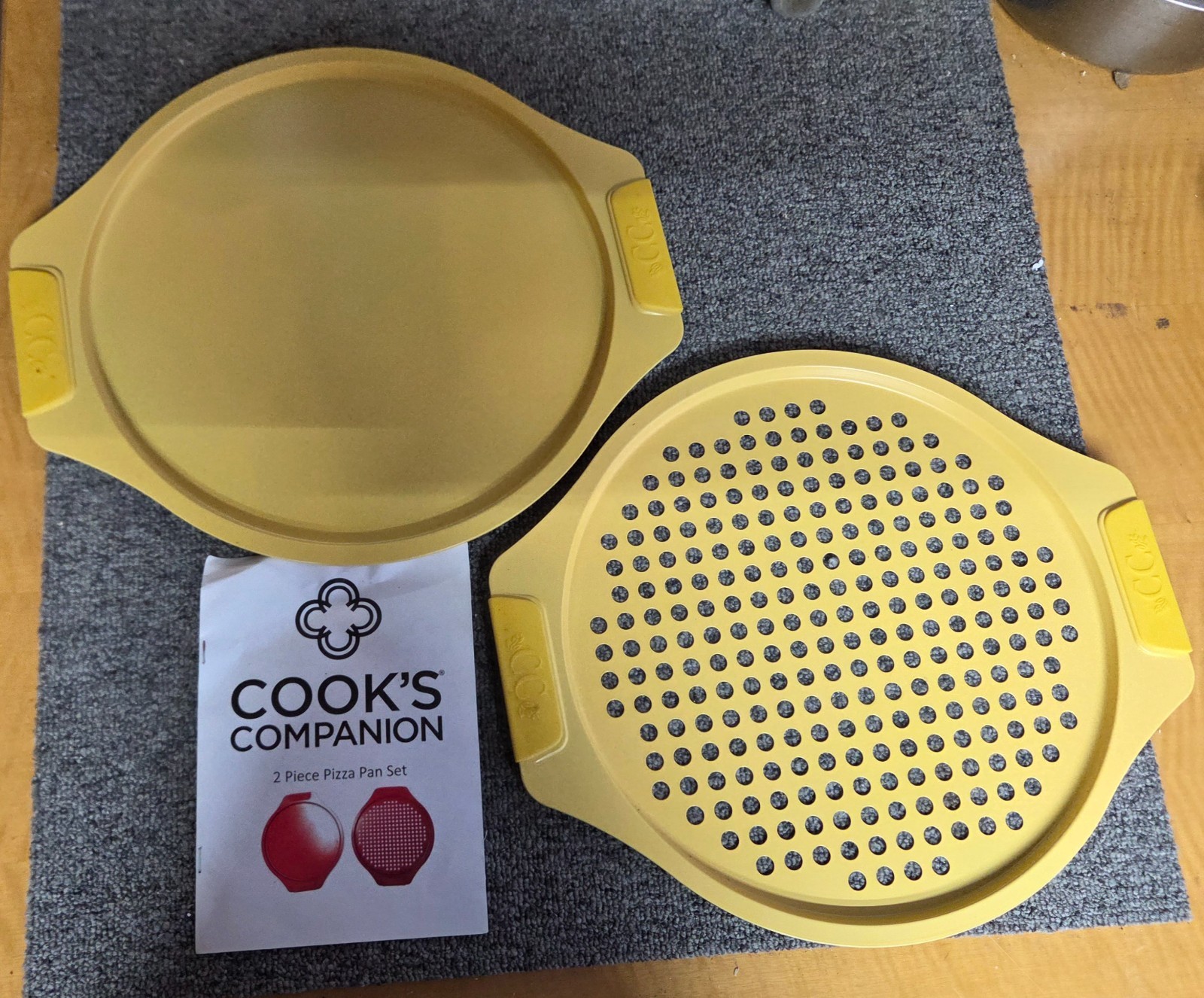 Cook’s Companion 2Pc Pizza Pan Set 15″ x 13″, Yellow, New No Box