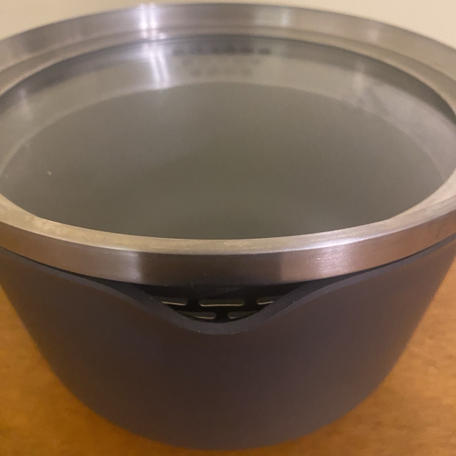 Calphalon 3.5 Pan With Vented Lid 9” Diameter, Handle 8” Weighs 5lbs