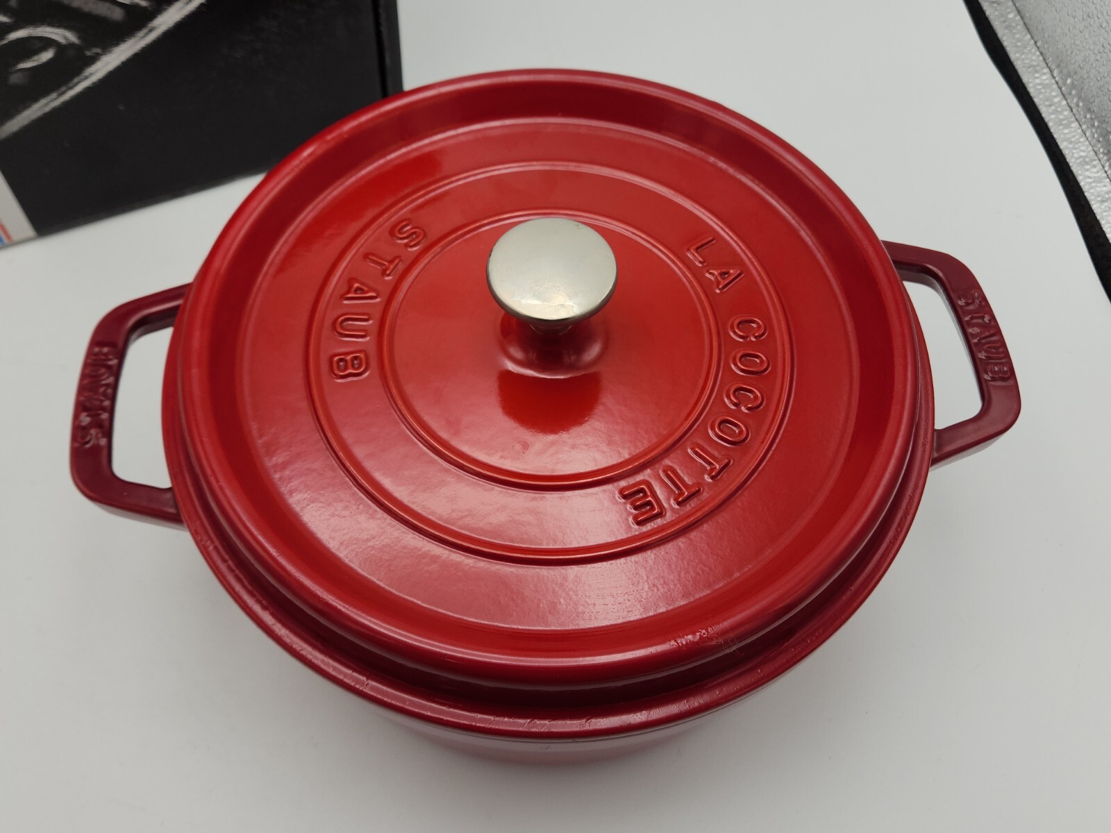 New/Open Box – Staub Cocotte Ronde Cherry 4 QT 24cm 3.8L Round Dutch Oven Dish