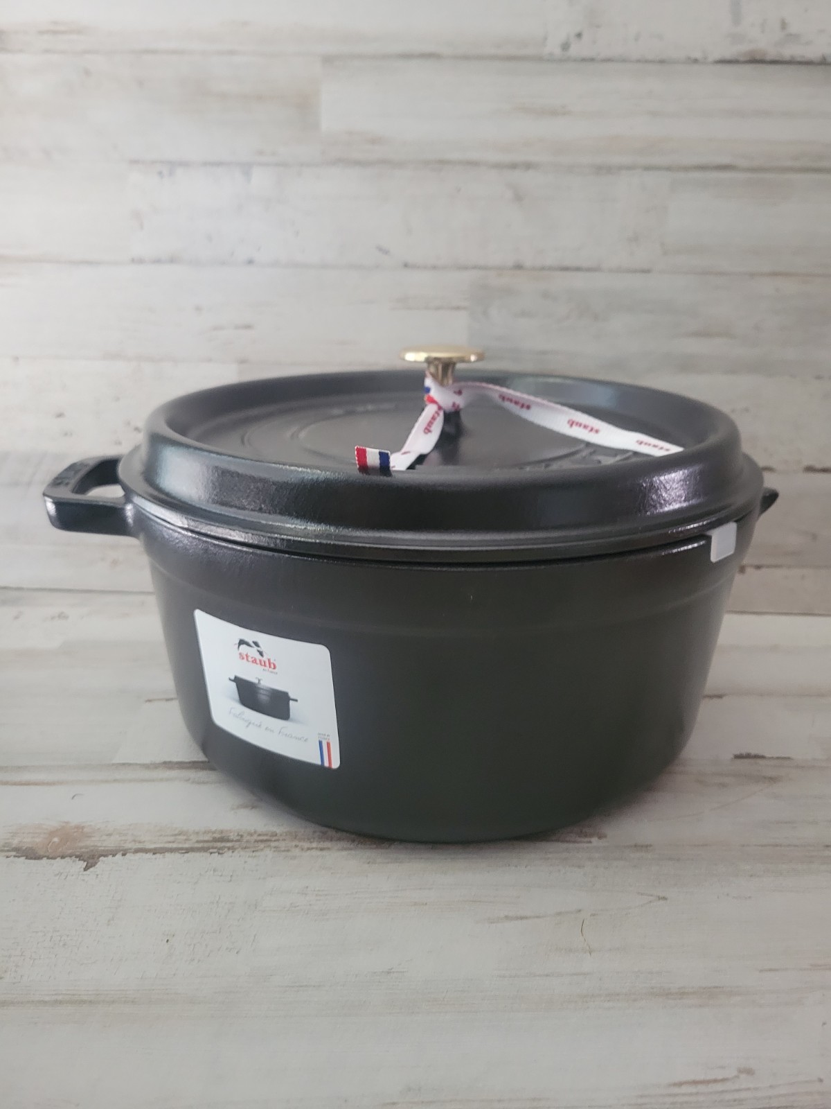 Staub Cast Iron Round Cocotte – Matte Black Damage Handle