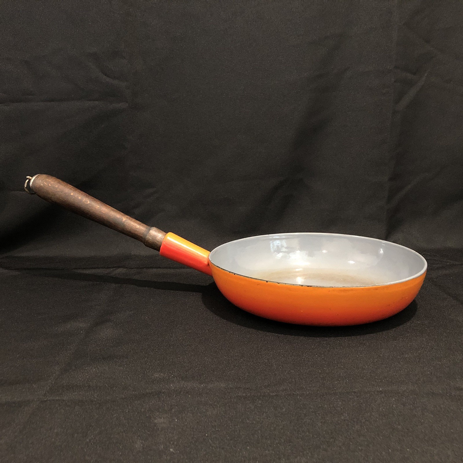DESCOWARE Belgium 9.5” Orange Enameled Cast Iron Skillet Pan Wood Handle 23-B