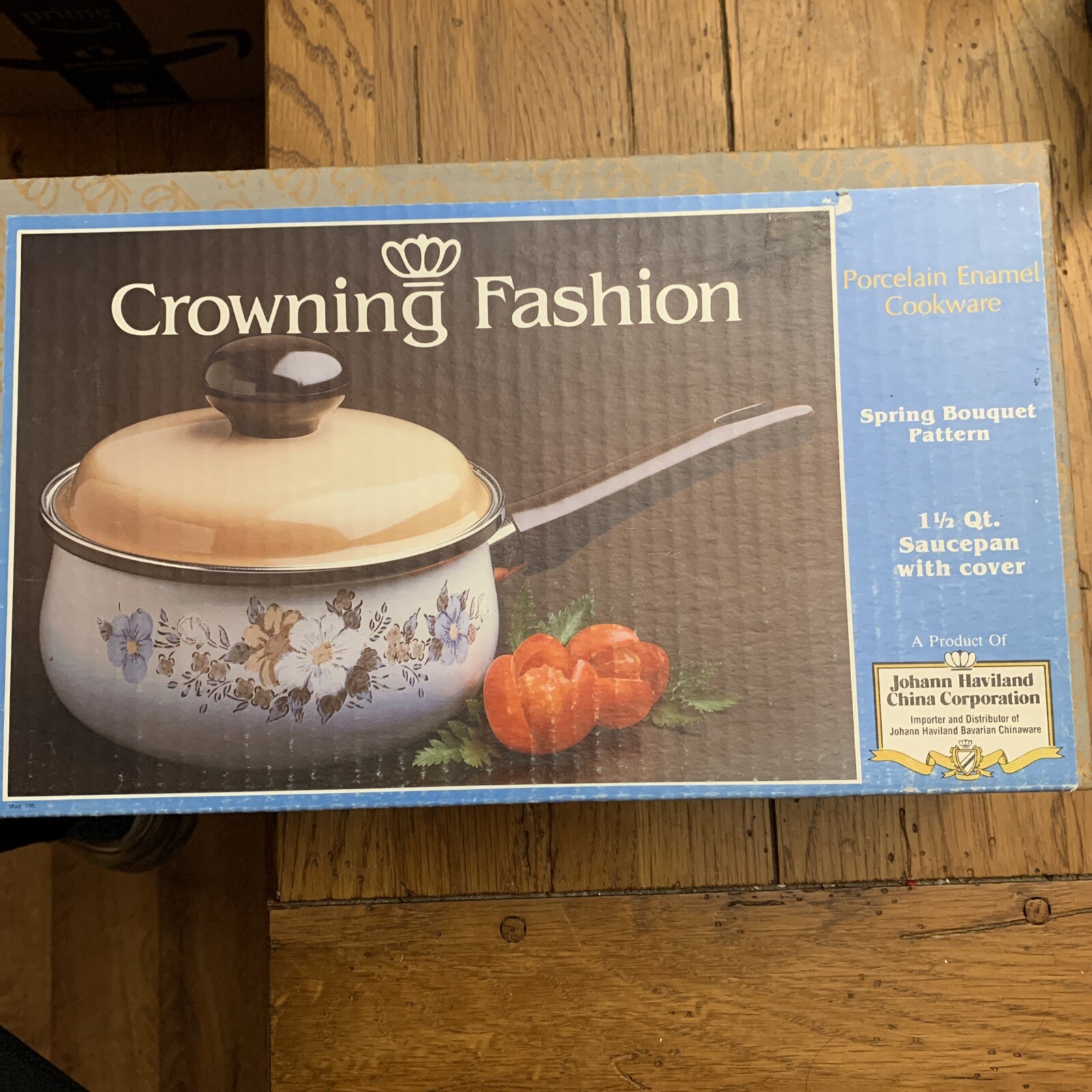 Crowning Fashion Porcelain Enamel 1.5 Qt Saucepan With Cover In Original Box