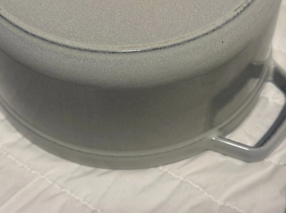 Staub Cast Iron 4 qt, Round, Dutch Oven, White Truffle.
