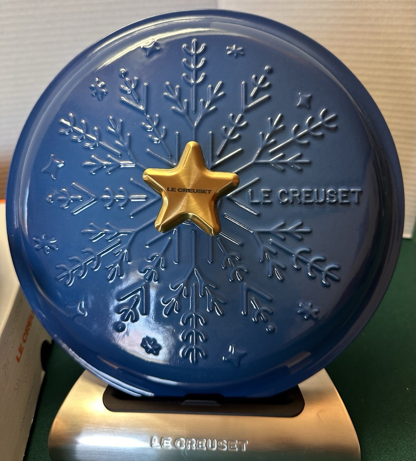 Le Creuset Noel Signature Cast Iron 2.25 Qt Snowflake Braiser, Marseille – NIB