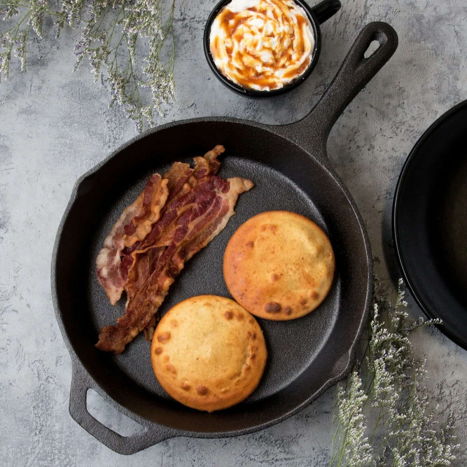 10 1/4″ Round Pre-Seasoned Cast Iron Skillet with Helper Handle (6 Skillets)