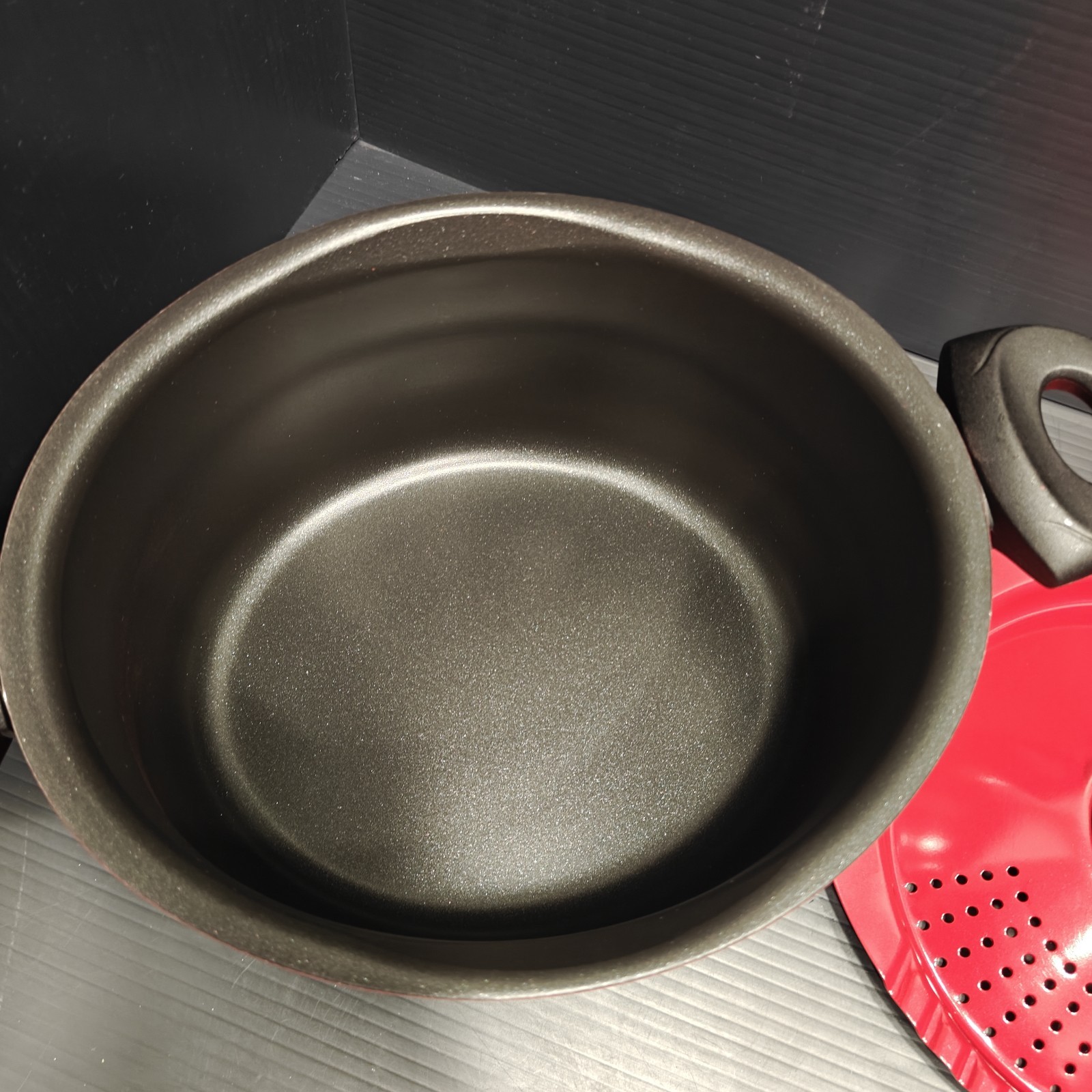 Bialetti Pasta Pot 5 Quart 4.7 L Nonstick Pan. Brand New. Never Removed From Box