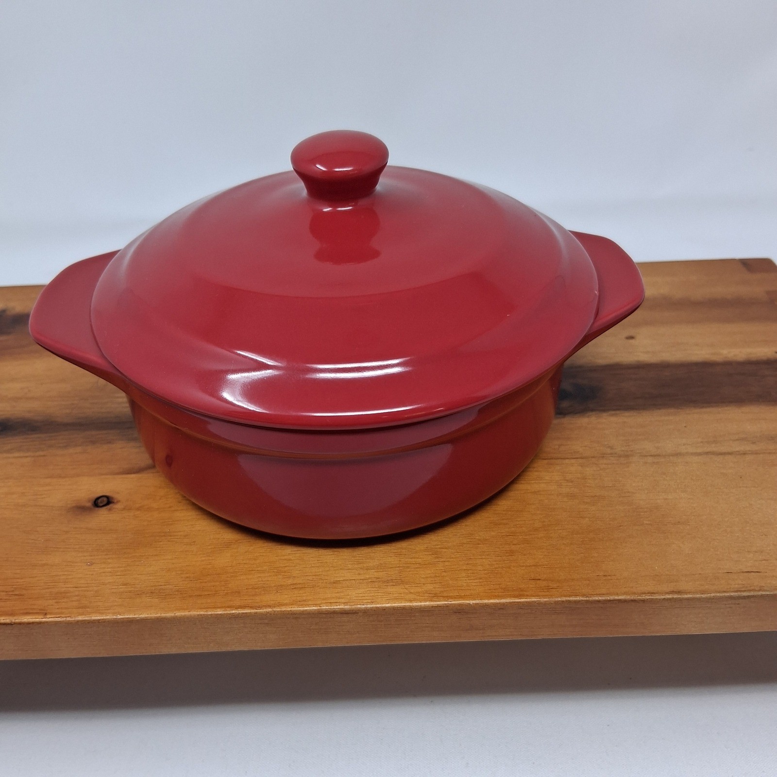 Petite Maison Red Ceramic Round Casserole Dish with Lid Oven Microwave Safe