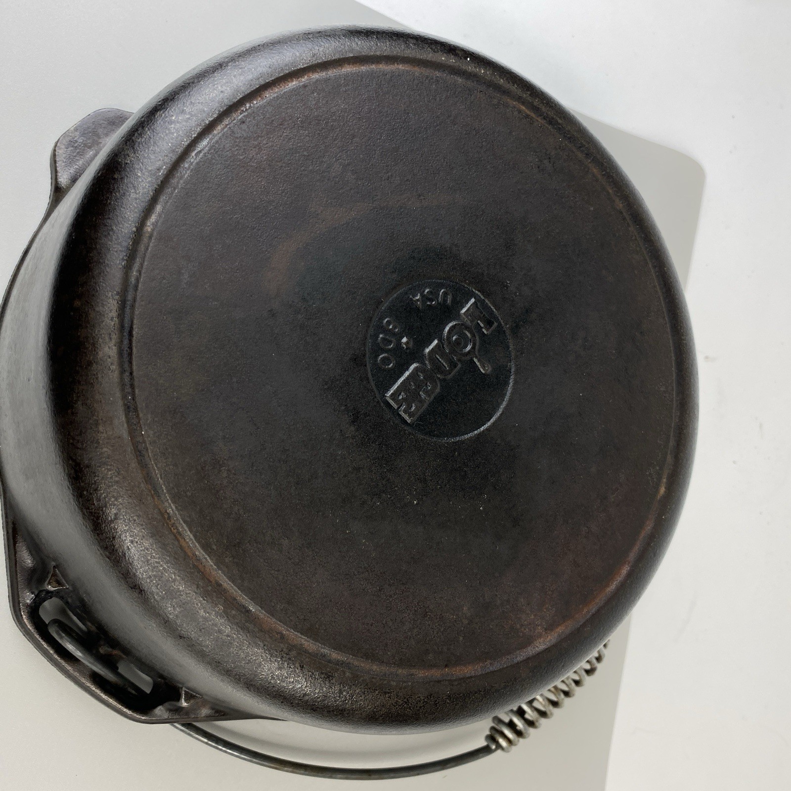 Lodge USA 8DO Cast Iron 8 Quart Camp Dutch Oven with Lid & Bail Handle 10.25″
