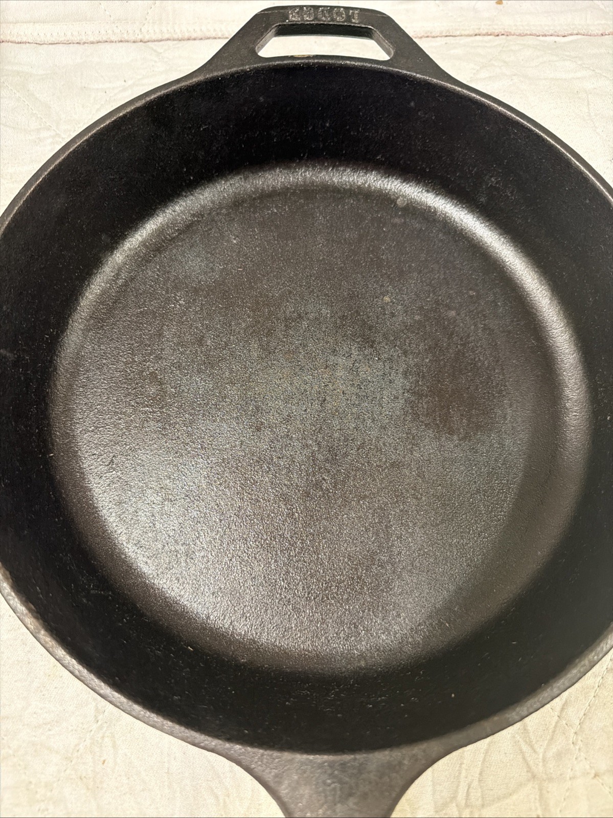 Lodge Wildlife Series-10.25″ Cast Iron Skillet with Deer Scene, 10.25″, Black