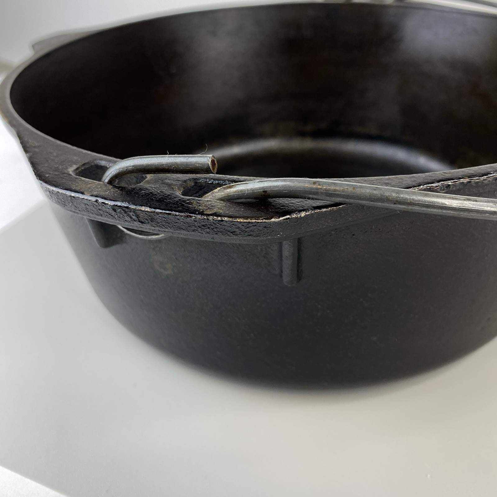 Lodge USA 8DO Cast Iron 8 Quart Camp Dutch Oven with Lid & Bail Handle 10.25″
