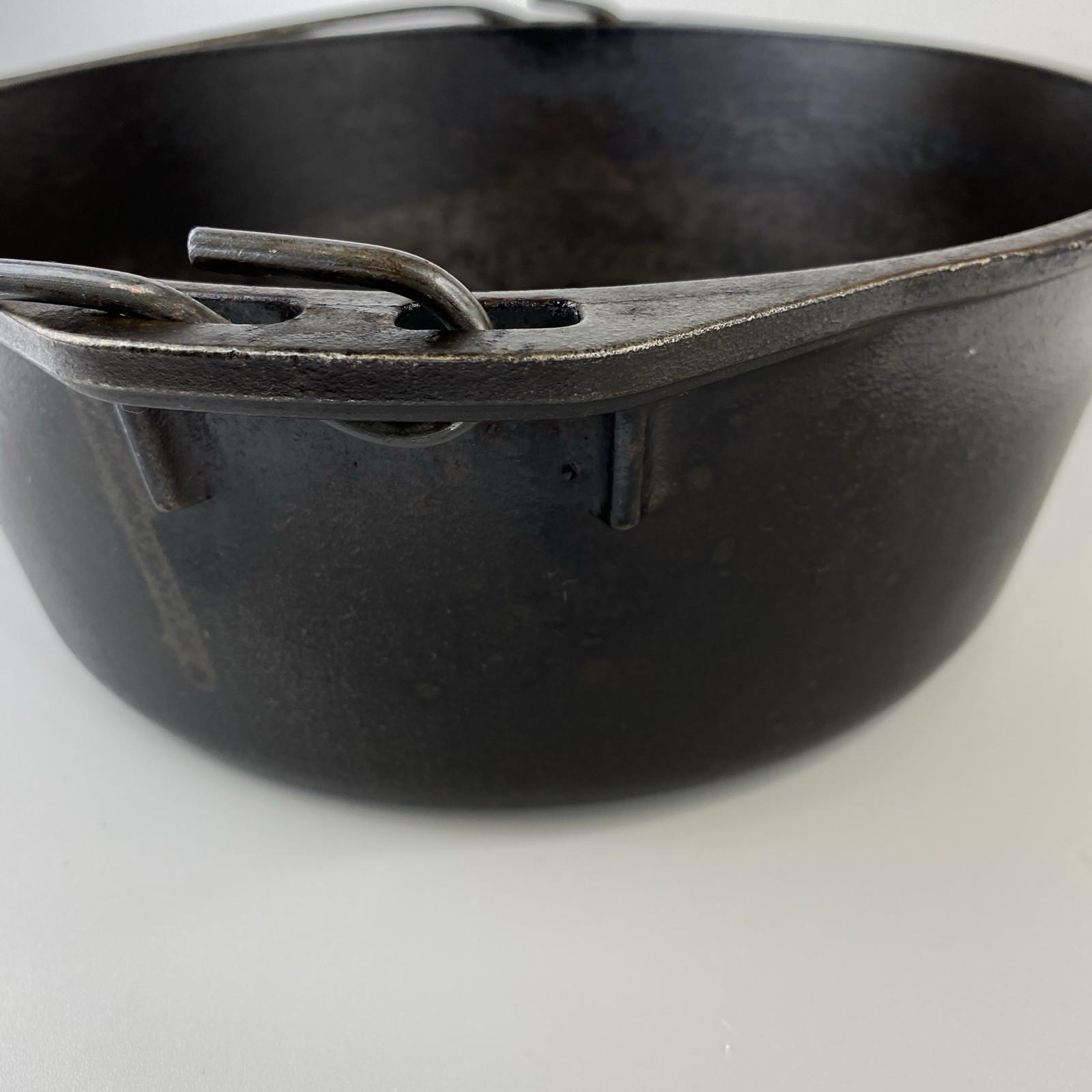 Lodge USA 8DO Cast Iron 8 Quart Camp Dutch Oven with Lid & Bail Handle 10.25″