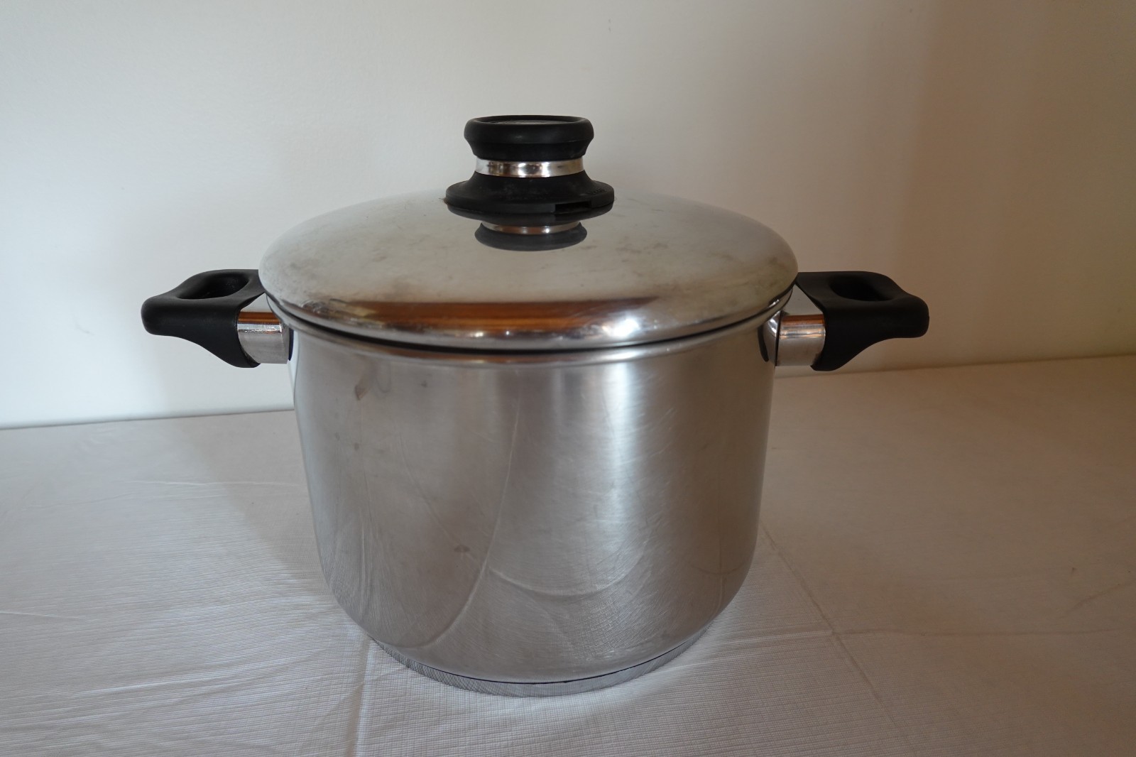 Cooks Club 18/10 Stainless Steel 8 Qt. Stockpot Pot w/Steamer Lid and Handles