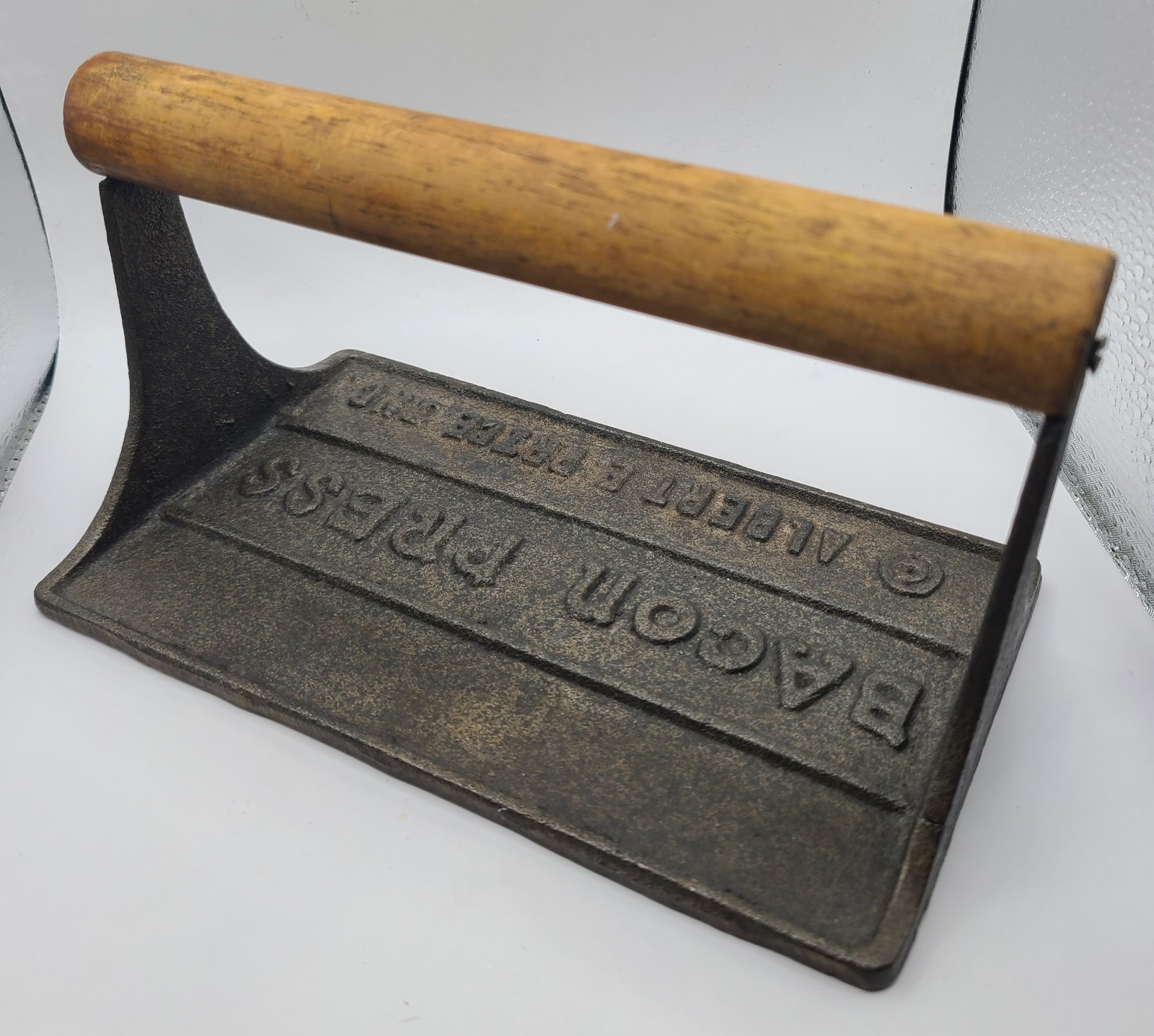 Vtg Cast Iron Albert E. Price Ink Bacon Press Wood Handle 3 Piggies 7 x 4 x 4″