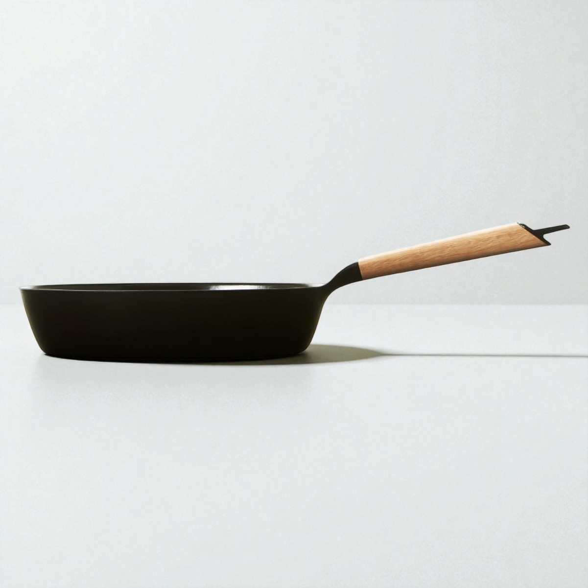 Vermicular Frying Pan 26cm Deep Oak Handle Cast Iron IH Gas Japan FP26D-OK