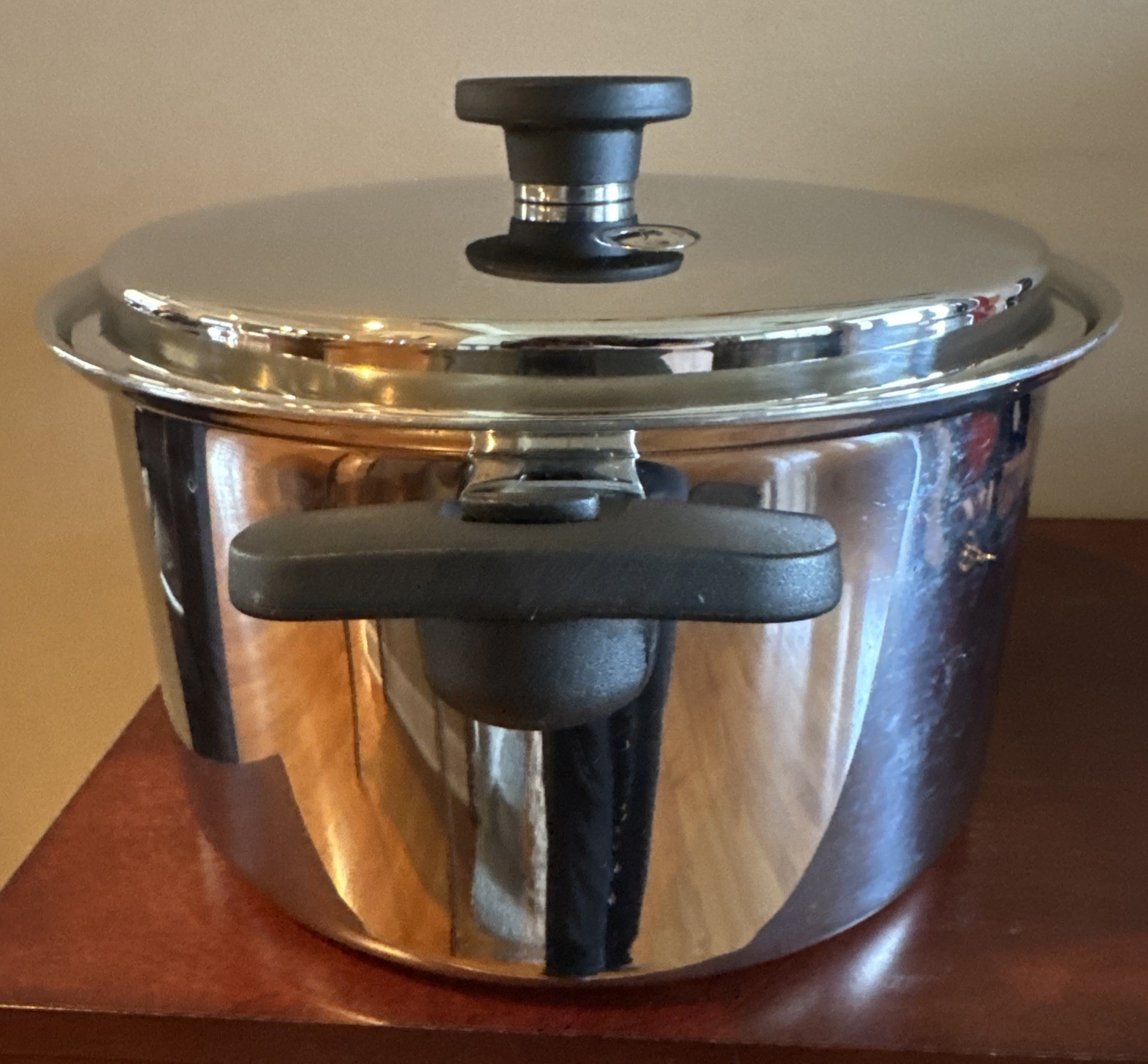 NutraEase 8 Qt Titanium Dutch Oven W/ Lid & Handles Pan Magnet Trivet & Cookbook