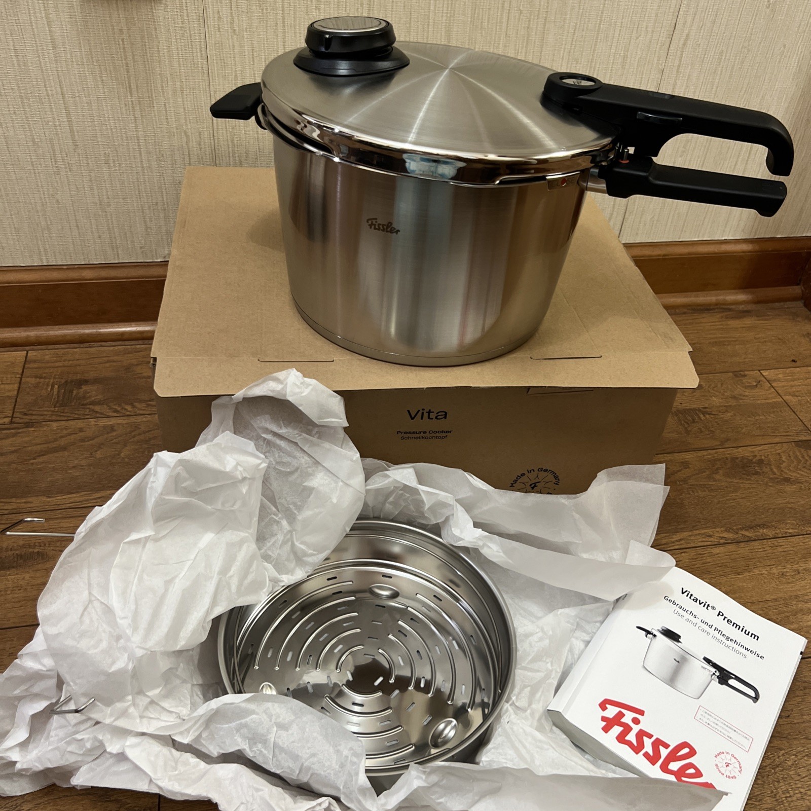 Fissler Vitaquick Premium Pressure Cooker 8.5 quarts New