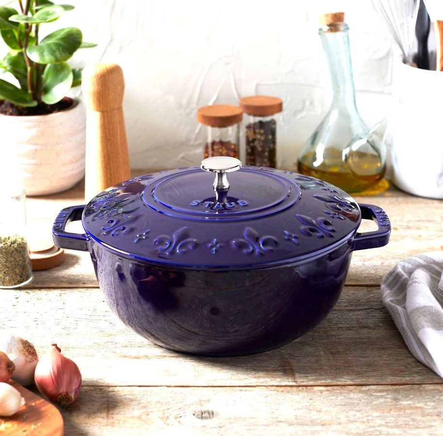 Staub La Cocotte 24cm/9.5 in. Cast Iron Round French Dutch Oven 3.6 L/3.75 QT