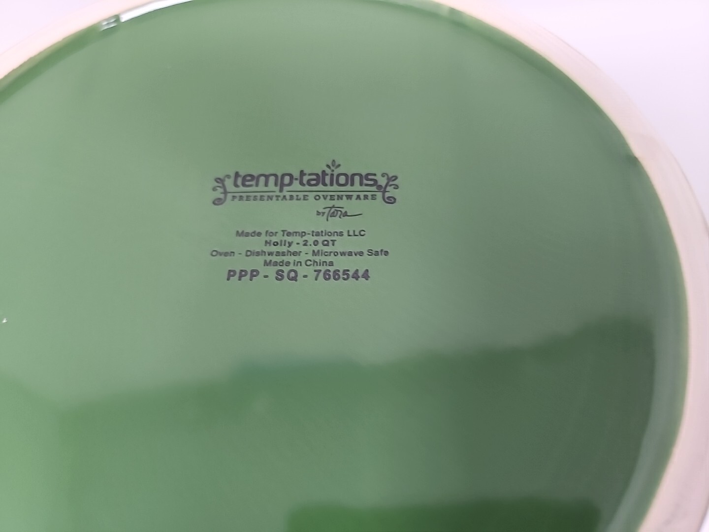 Temp-Tations Ovenware Green Holly Berry 2 QT Round Casserole dish w/Lid & Rack