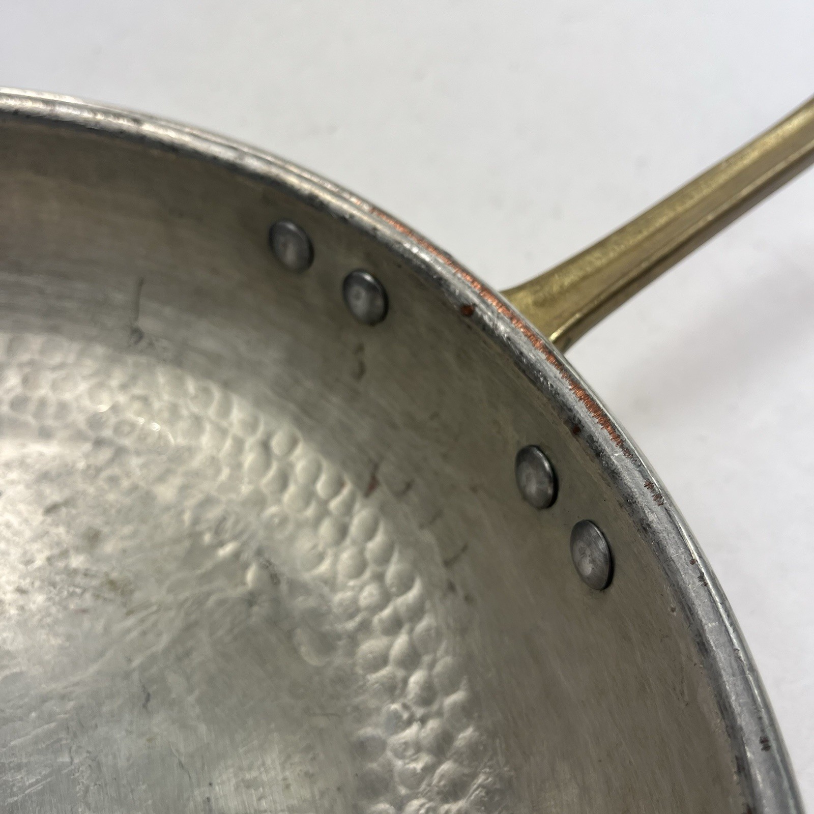 CU ARTIGIANA HAMMERED COPPER 12″ SAUCIER PAN W/ TIN LINING A MADE IN ITALY USED