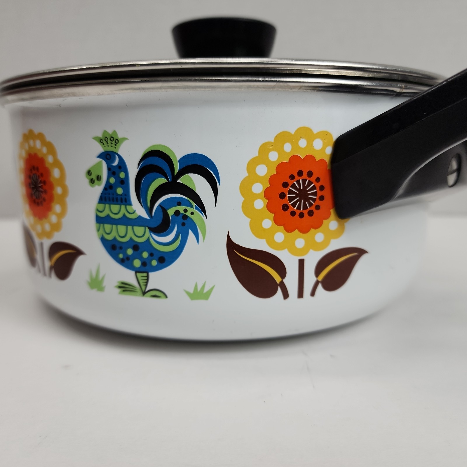 Steel Enamel 2 Qt Rooster And Sunflower w/ Green Lid.