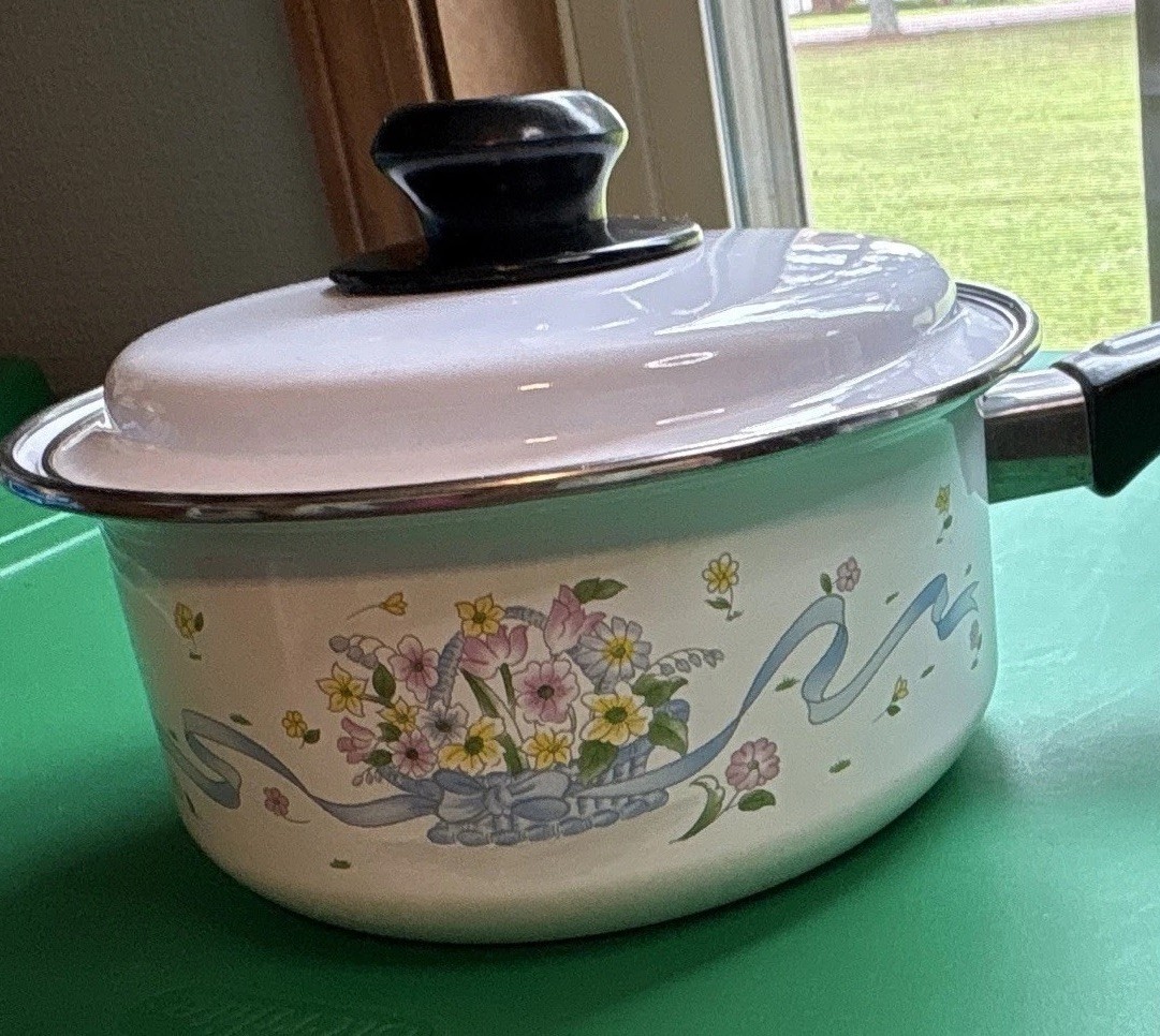 Enamel-Coated Metal Saucepan w/ Lid Long Handle Floral Basket White Black