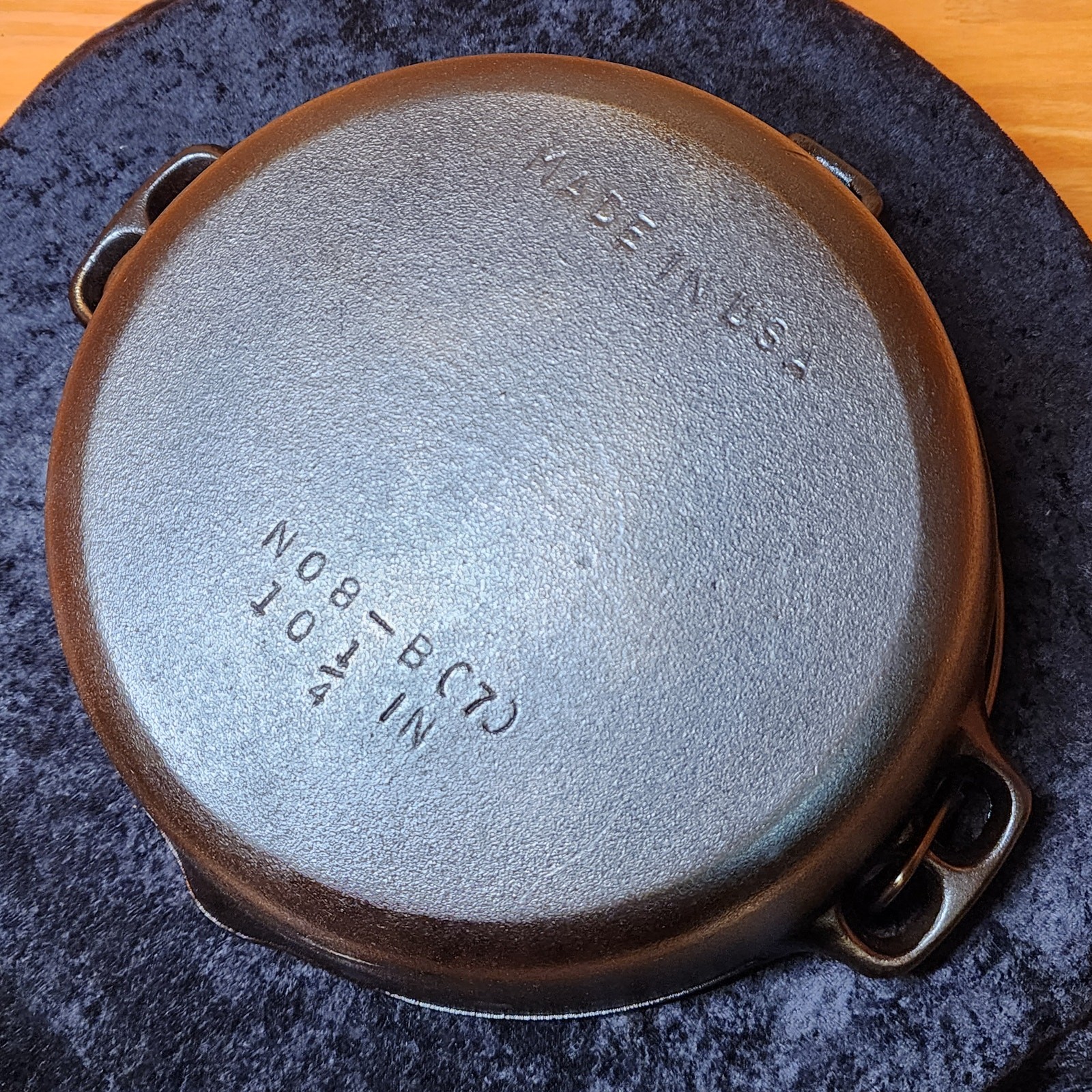 Birmingham #8 Stove and Range Co. Dutch Oven with Bail Handle & Cover