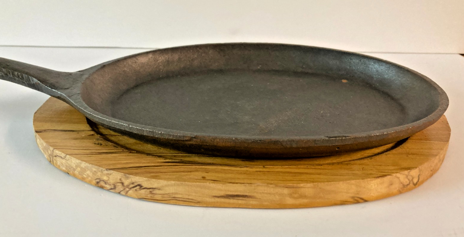 PIER 1 CAST IRON FAJITA SKILLET with WOODEN TRIVET, 6.5″ x 9″ OVAL, NEVER USED