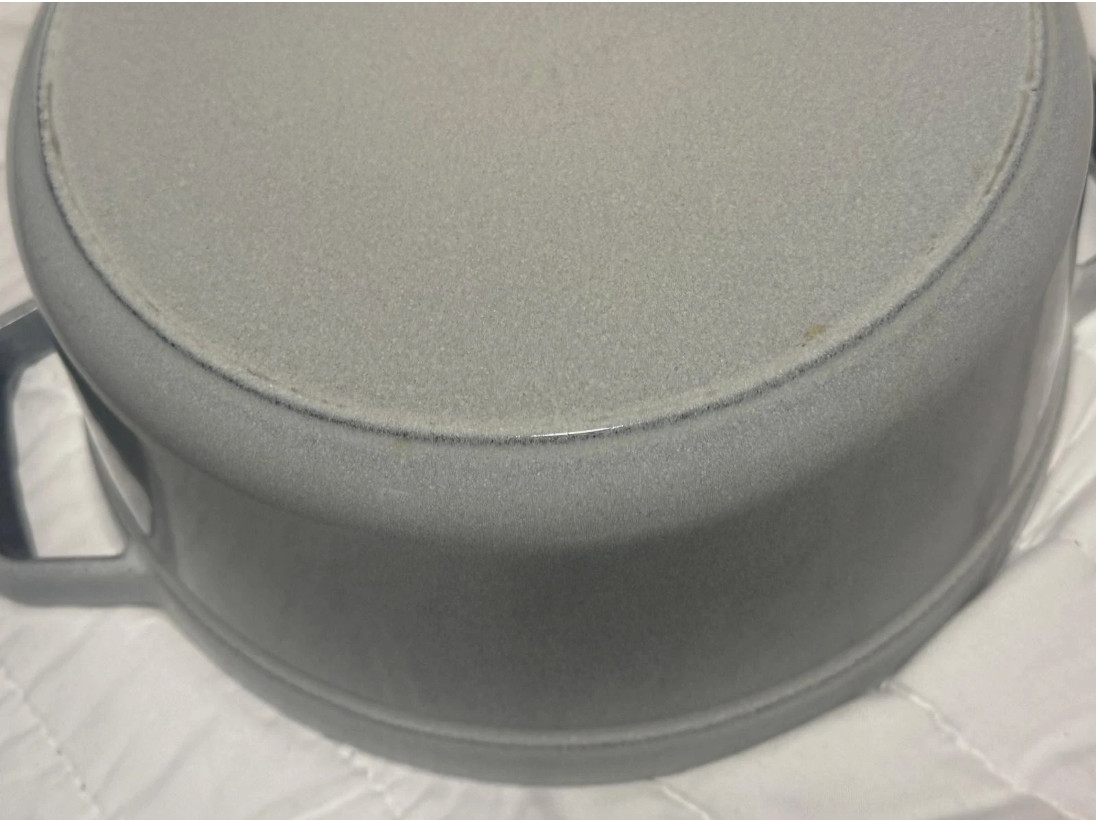 Staub Cast Iron 4 qt, Round, Dutch Oven, White Truffle.